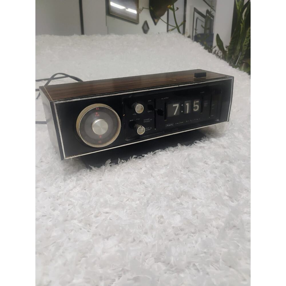 Vintage Sears AM/FM Flip Clock Radio Model 132.20540200 Woodgrain Retro MCM 70s'